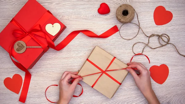 Persona Imballaggio Artigianale Scatola Regalo San Valentino Sfondo Legno Preparazione — Foto Stock