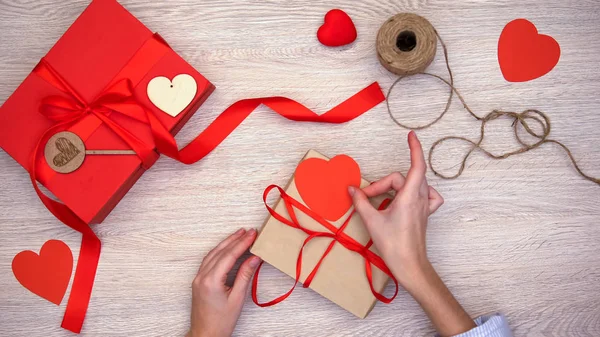 Людина Упаковки День Присутній Розміщуючи Червоний Папір Серце Craftbox День — стокове фото