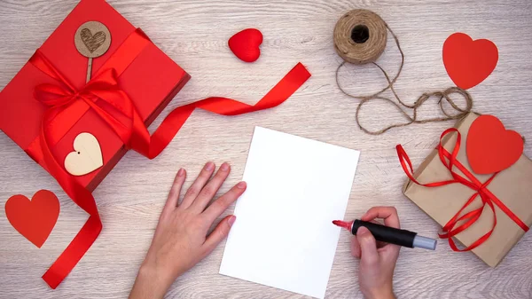 Persoon Voorbereiden Schilderen Papier Hand Klare Geschenkdozen Houten Achtergrond — Stockfoto