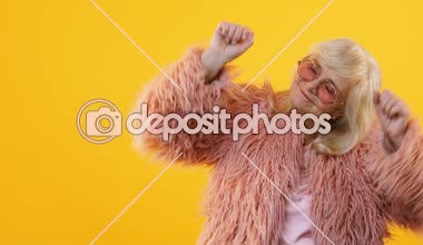 Genç parti duygu sarı arka plan yavaş hareket, dans mutlu kadın kıdemli