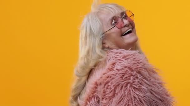 Усміхнена Зріла Модель Позує Жовтому Тлі Гарний Настрій Вечірнє Щастя — стокове відео