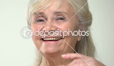 Pürüzsüz yüz cildi dokunuyor, nemlendirici krem etkisi, bakım mutlu kıdemli erkek