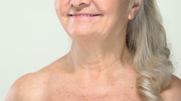 Mujer Anciana Pelo Gris Aplicando Polvo Por Cepillo Maquillaje Cosmetología — Vídeos de Stock