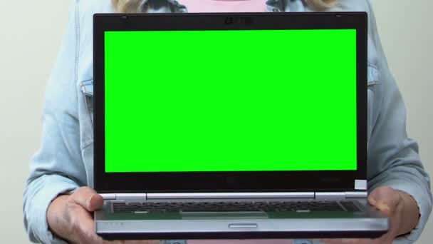 Mujer Sosteniendo Portátil Con Pantalla Verde Las Manos Crédito Línea — Vídeo de stock