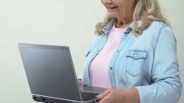 老女性看起来震惊通过笔记本电脑应用程序收到电子邮件 在线新闻 — 图库视频影像