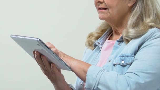 Vovó Cuidadosa Rolagem Tablet Fotos Aplicativo Navegação Web Redes Sociais — Vídeo de Stock