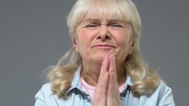 Mujer Anciana Emocionada Soñando Uniendo Las Manos Pidiendo Deseo Expectativa — Vídeos de Stock