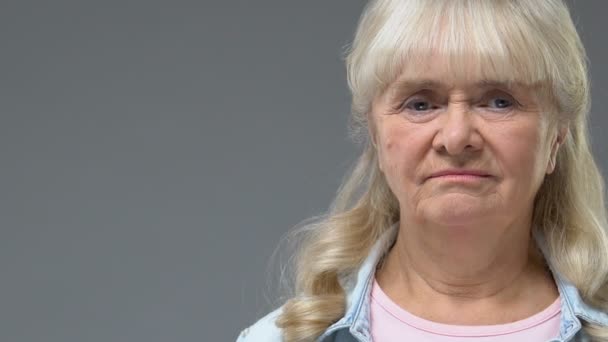 Verärgerte Großmutter Zeigt Daumen Nach Unten Negative Geste Zeichen Der — Stockvideo