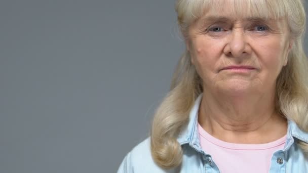 Ongelukkige Volwassen Vrouw Toont Stopbord Waarschuwing Gebaar Negatieve Reactie — Stockvideo