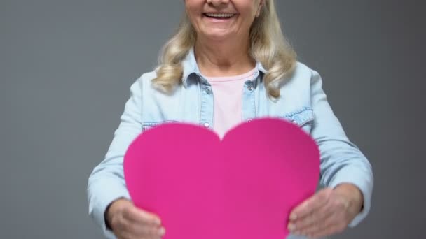 Γυναίκα Ηλικίας Θετική Δείχνει Ροζ Καρδιά Σύμβολο Αγάπης Χάριτος Χειρονομία — Αρχείο Βίντεο
