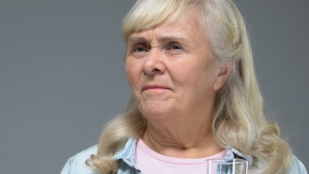 Mujer Mayor Tomando Píldora Amarga Tomando Medicamentos Con Agua Sabor — Vídeos de Stock