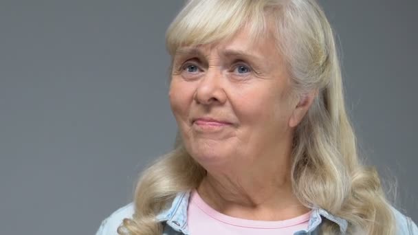 Seniorin Probiert Weiße Vitaminpille Und Trinkt Wasser Aus Glas Behandlung — Stockvideo
