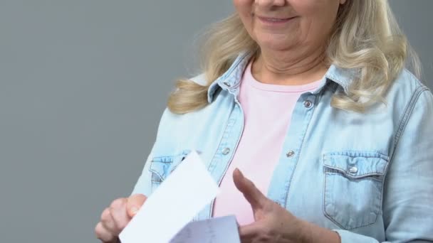 Glad Mormor Läser Brev Håller Kuvert Hand Korrespondens Nyheter — Stockvideo