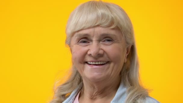 Mujer Anciana Alegre Sosteniendo Rodajas Pomelo Frente Los Ojos Frutas — Vídeos de Stock