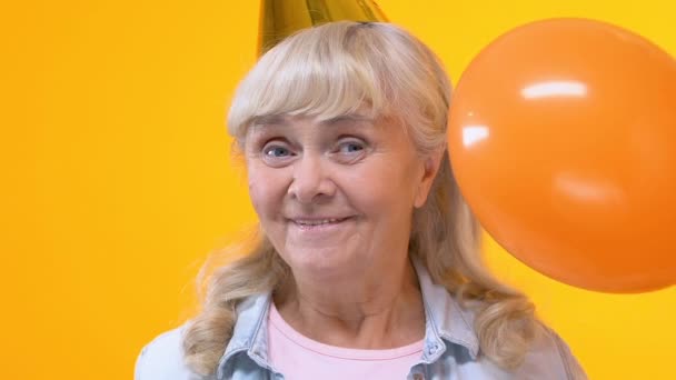 Gelukkig Senior Dame Feest Hoed Waait Noisemaker Viert Verjaardag Plezier — Stockvideo