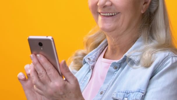 Stara Kobieta Przewijanie Aplikacji Smartfony Uśmiechając Się Kamery Sieci Społeczne — Wideo stockowe