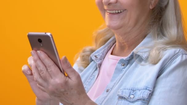 Leeftijd Vrouw Bericht Aan Het Typen Smartphone Mobiel Telefoon Tarief — Stockvideo