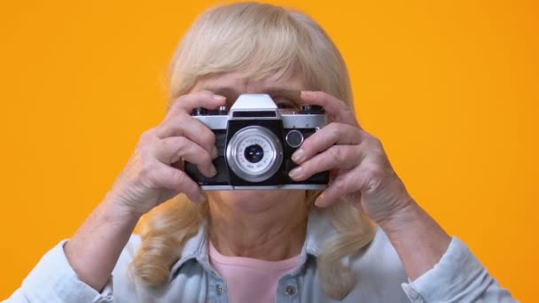 Lächelnde Ältere Dame Beim Fotografieren Mit Der Alten Kamera Hobby — Stockvideo