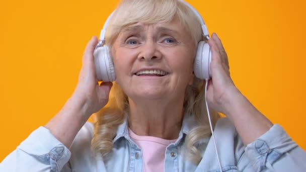 Mujer Anciana Auriculares Blancos Escuchando Música Disfrutando Melodía Favorita — Vídeos de Stock