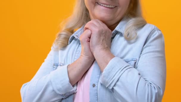 Positive Großmutter Bewundernd Auf Hellem Hintergrund Berührt Zärtlich — Stockvideo