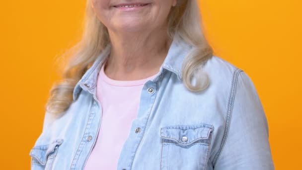 Happy Åldern Kvinnliga Tillämpa Rosa Läppglans Förbereder För Händelsen Ansikte — Stockvideo
