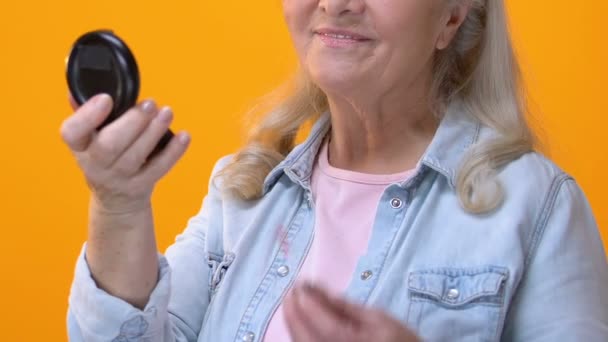 Senior Vrouw Lipgloss Voor Kleine Spiegel Aging Cosmetica Toe Passen — Stockvideo