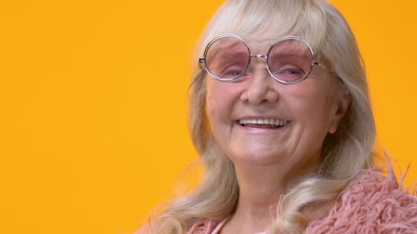 Gafas Rosadas Moviéndose Sobre Cara Femenina Sonriente Buen Humor Divirtiéndose — Vídeo de stock