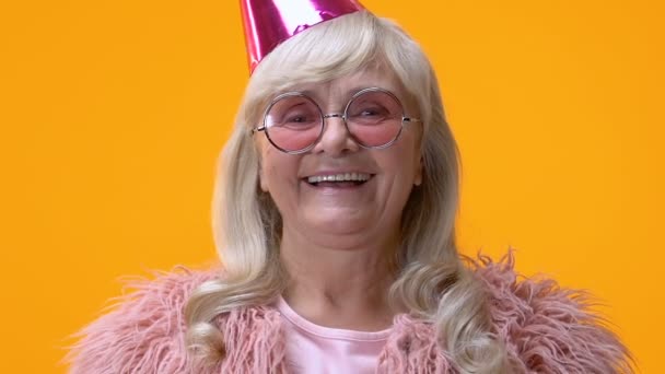 Senior Oma Roze Bont Weergegeven Huidige Close Verjaardag Felicitatie Vakantie — Stockvideo