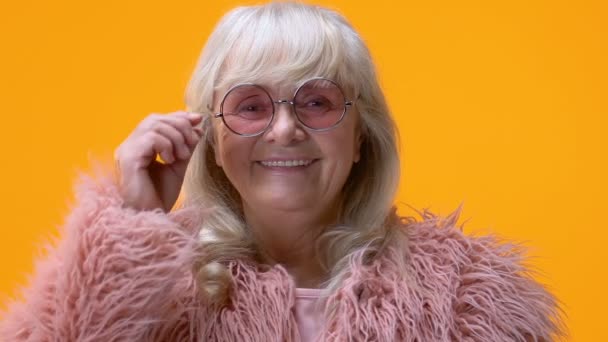 Μοντέρνα Γριά Απογειώνεται Ροζ Γυαλιά Και Χαμογελαστός Στην Κάμερα Ευτυχία — Αρχείο Βίντεο