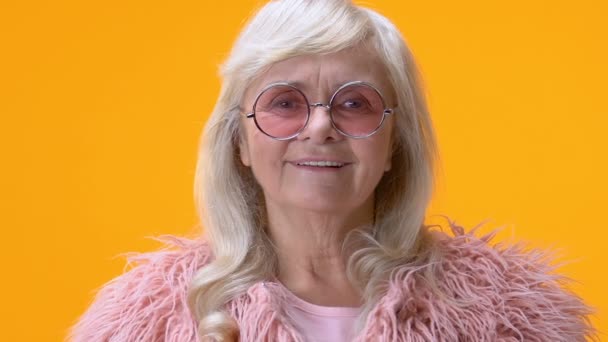 Цікава Літня Жінка Знімає Рожеві Окуляри Виглядає Цікаво Досліджує — стокове відео