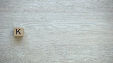 Sakin dur hareket sözcükleri ahşap küpleri, pozitif düşünme ve motivasyon