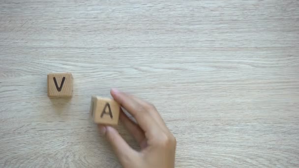 Urlaub Hand Aufs Holz Legen Familienurlaub Erholung Von Der Arbeit — Stockvideo