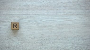 Geri dönüşüm, tahta küpler, çevre koruma ve ekoloji üzerinde kelime koyarak el