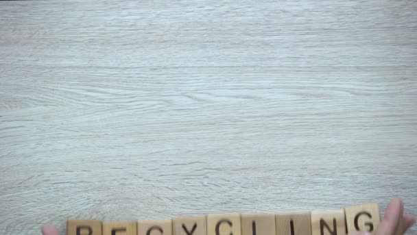 Reciclaje Mano Empujando Palabra Cubos Madera Protección Del Medio Ambiente — Vídeos de Stock