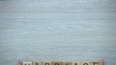 Evlilik, ellerini iterek kelime ahşap küpleri, Aile karı koca ve çocuklar