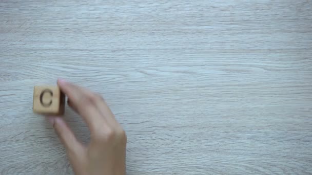 Kinderen Hand Zetten Word Houten Kubussen Gezin Onderwijs Toekomst — Stockvideo