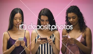 Pijama, pembe arka plan izole akıllı telefonlar, sohbet bayan arkadaş