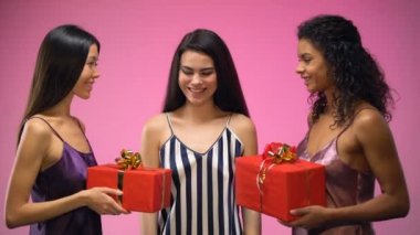 Arkadaş ve sarılma, hediye veren kadın gelin duş de eğleniyor sevinç