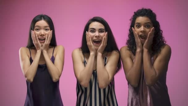 Chicas Emocionadas Mirando Cámara Sorprendido Por Enormes Descuentos Fondo Rosa — Vídeo de stock