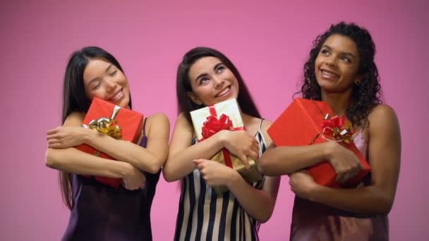 Мультирасовые Девушки Пижаме Подарками Глядя Вверх Ожидая Праздников — стоковое видео