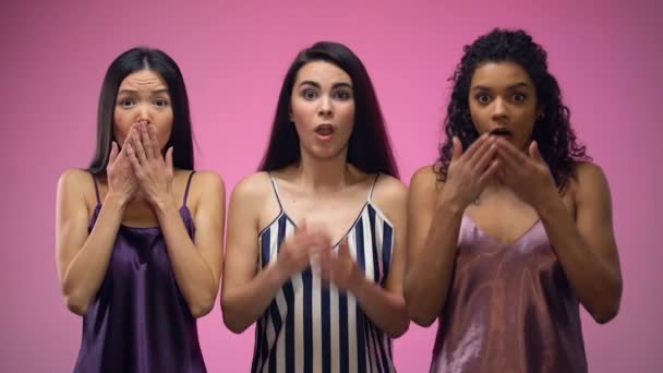 Σοκαρισμένος Κορίτσια Κλείνοντας Στόμα Χέρια Ροζ Φόντο Κουτσομπολιά Ειδήσεις — Αρχείο Βίντεο