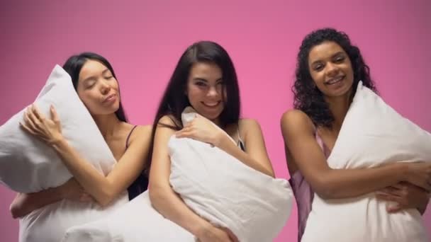 Sorrindo Amigos Femininos Abraçando Travesseiros Macios Dormindo Aconchegante Têxtil Natural — Vídeo de Stock