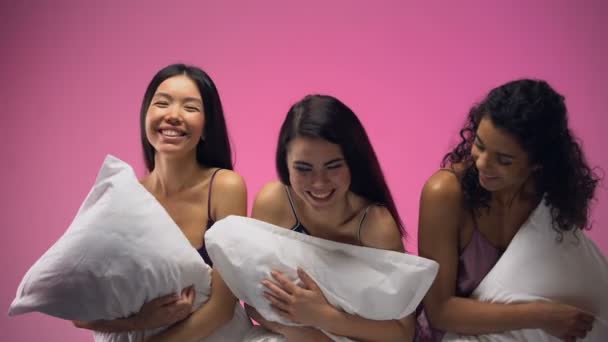 可爱的妇女与枕头有乐趣和笑出来大声 睡衣党 — 图库视频影像