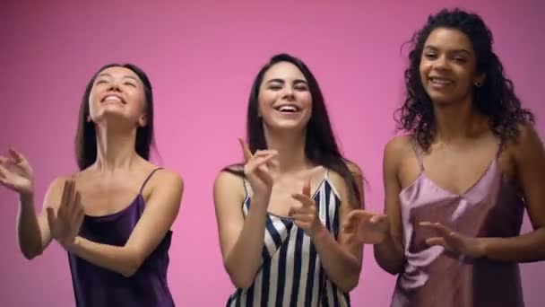 Красивые Женщины Пижаме Танцуют Смеются Девичник Перед Свадьбой — стоковое видео