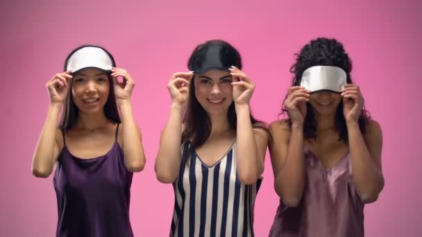 Positive Frauen Pyjama Die Nach Dem Aufwachen Die Augenmasken Abnehmen — Stockvideo