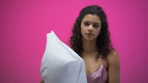 Cansada Afro Americana Pijama Segurando Travesseiro Pronta Para Dormir Insônia — Vídeo de Stock