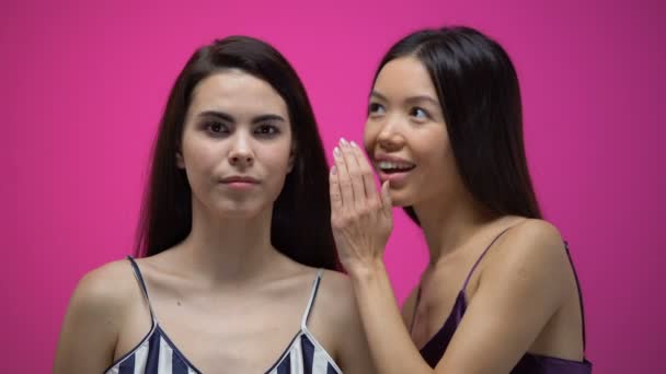 Aziatische Vrouw Fluistert Geheimen Aan Geschokt Vrouwelijke Vriend Interessante Gossip — Stockvideo