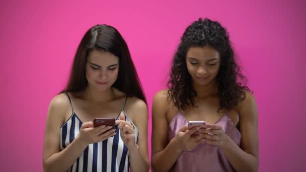 Νεαρό Θηλυκό Φίλους Κουβεντιάζοντας Στα Κοινωνικά Δίκτυα Gadget Εθισμού Τεχνολογίες — Αρχείο Βίντεο