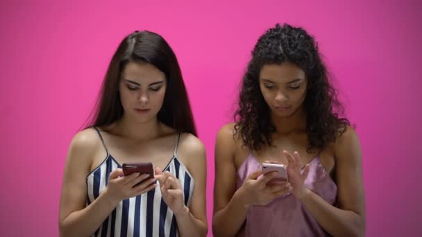 Ragazze Che Fanno Acquisti Nei Negozi Online Utilizzando Smartphone Scelta — Video Stock