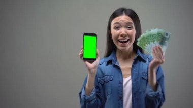 Genç Bayan smartphone ve euro banknot, online piyango kazanan tutan heyecanlı